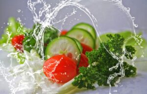 Lava y refriega correctamente las frutas y verduras frescas